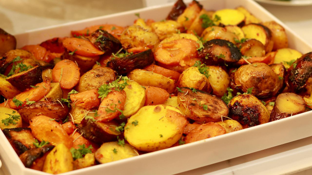 O segredo das batatas assadas crocantes e soltinhas está em 4 truques simples: como fazer sem grudar na assadeira!