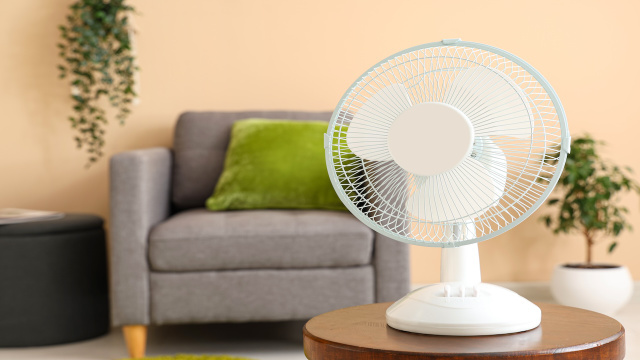 Nem em cima do seu rosto, nem contra a parede: como posicionar o ventilador para refrescar como um ar-condicionado