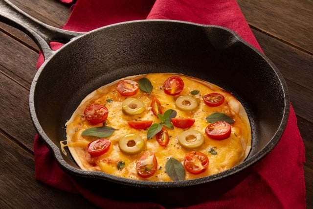 Não precisa de forno, nem de airfryer, para preparar essa pizza de frigideira deliciosa, o lanche rápido e perfeito!