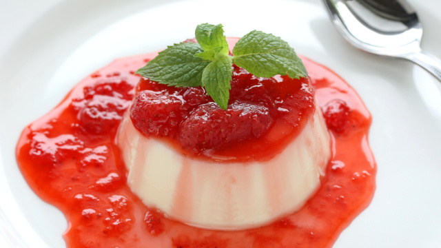 Nem pudim, nem manjar: panna cotta com calda de morango é a sobremesa queridinha da minha família no Natal