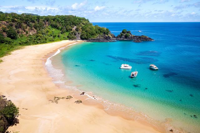 O que tem nessa praia que está entre as mais bonitas do mundo e fica no Brasil?