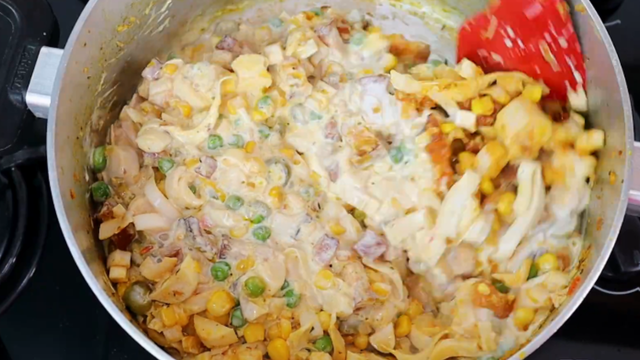 O recheio fica muito cremoso. (Créditos: Letícia Sweet Cake/ reprodução YouTube)