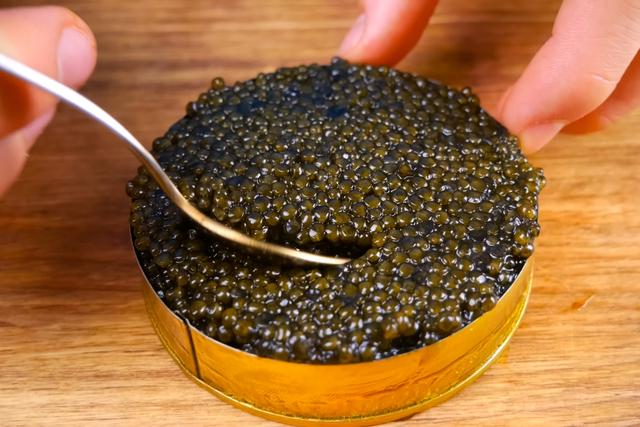 Você não pode morrer sem provar o caviar iraniano, a iguaria de maior luxo do planeta que é uma verdadeira explosão de sabor marinho