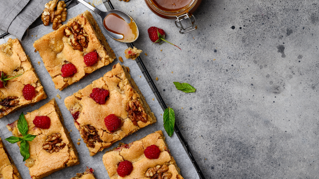 "Esse é o blondie, irmão do brownie": como fazer um bolo cremoso de baunilha, chocolate e morango SEM FARINHA e com muito sabor