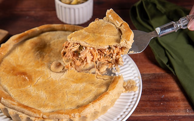 Testei uma receita de torta de frango simples que deu muito certo: o barato não sai caro!