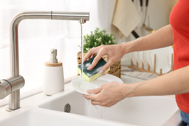 Menos espuma, mais economia: o método japonês mais inteligente para lavar louça sem sabão e sem desperdício de água