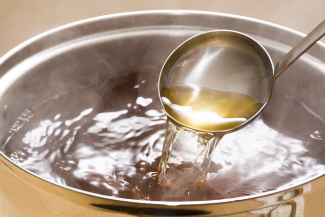 Bomba de nutrientes: caldo rico em colágeno, ômega-3 e antioxidantes é delicioso e fácil de preparar. Aprenda a receita!