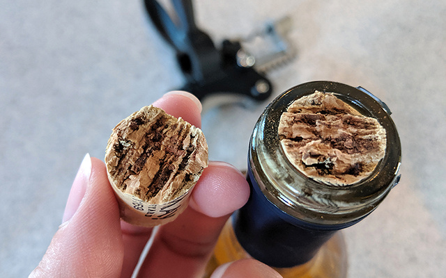 Poucas pessoas sabem, mas esse truque caseiro remove a rolha quebrada dentro da garrafa de vinho (dica de um amigo enófilo!)