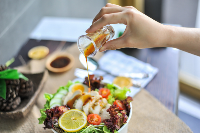 4 ideias para saborosos molhos de salada sem azeite