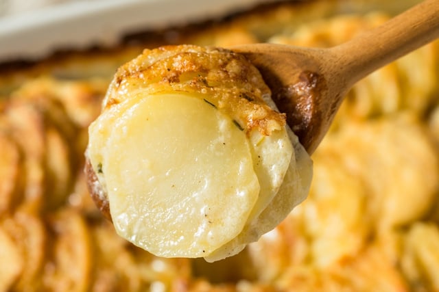 Extremamente cremosa e cheia de sabor: aprenda a fazer batata gratinada com alho no TudoGostoso