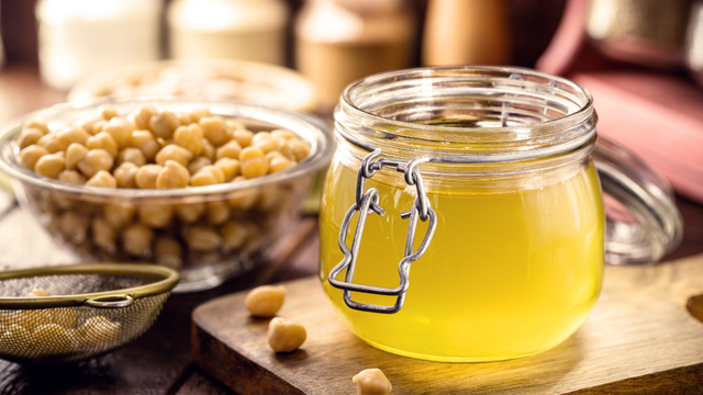 O poder da aquafaba: descubra por que o líquido do grão-de-bico enlatado vale ouro na cozinha