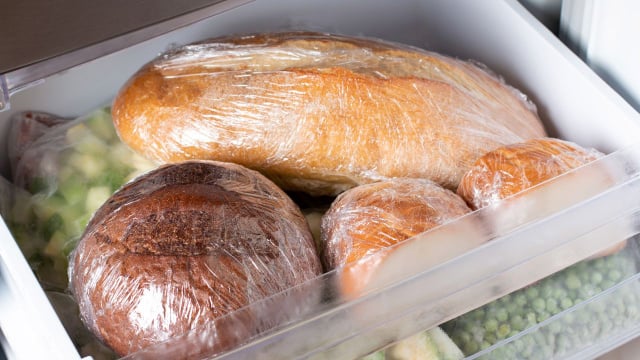 Saiba como congelar pão do jeito certo para preservar a textura e o sabor da massa (Créditos: Shutterstock)