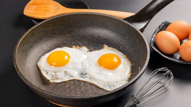 Chef japonês revela truque com água para fazer o ovo frito perfeito com gema mole