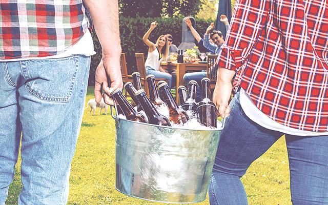 Como gelar a cerveja em menos de 15 minutos: 2 truques simples vão te ajudar a resfriar a bebida bem rapidinho