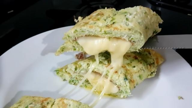 Omelete de abobrinha é a receita simples eu sempre faço quando estou com preguiça de fazer jantar