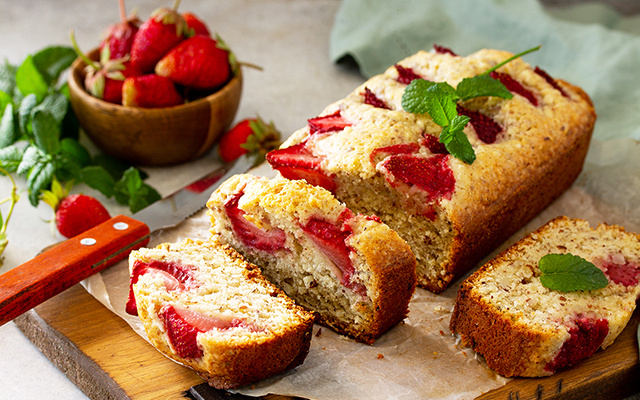 Bolo de morango saudável e feito no liquidificador: sem farinha, sem açúcar e fica pronto em minutos!