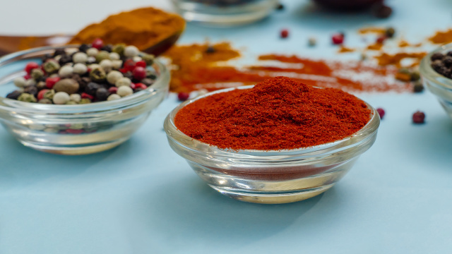 Há 13 anos compro páprica em loja famosa de produtos naturais, mas descobri que o tempero é falsificado com um teste caseiro simples
