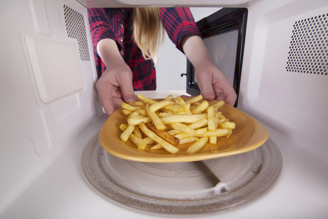 Não perco mais horas fritando batatas: o truque no micro-ondas que deixa crocante como em restaurante!