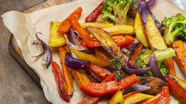 O ingrediente que talvez você não soubesse que falta em seus vegetais assados ​​para que fiquem espetaculares