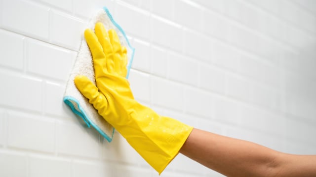 Pare de sofrer na faxina: 3 dicas infalíveis para acabar com o azulejo encardido da cozinha