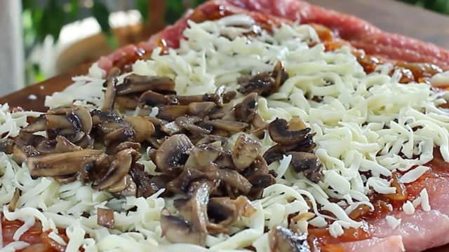 Recheio do lombo é composto por camadas de cebola, queijo e cogumelos. (créditos: Reprodução/Youtube Receitas Fáceis e Deliciosas)