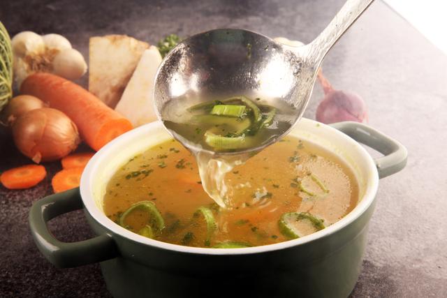 É fácil e não custa caro: aqui está a receita de caldo de legumes caseiro para deixar suas refeições mais saudáveis e saborosas
