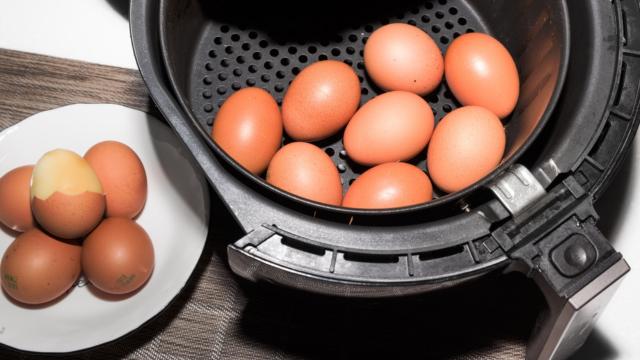 Ovos rápidos, fáceis e perfeitamente cozidos na airfryer vão revolucionar o seu café da manhã