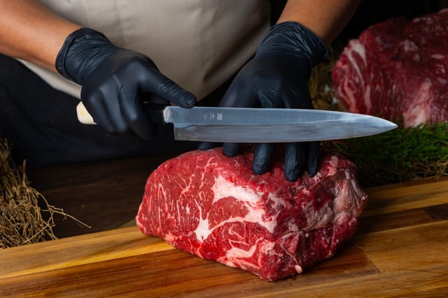 O corte da carne influencia diretamente a maciez, a suculência e até o rendimento do bife à milanesa. (créditos: Shutterstock)