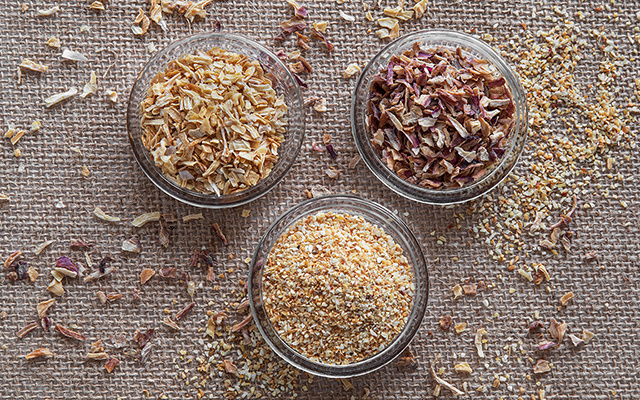 Quando descobri que dá para fazer alho e cebola em pó em casa sem aditivos, parei de comprar no mercado e comecei a juntar as cascas