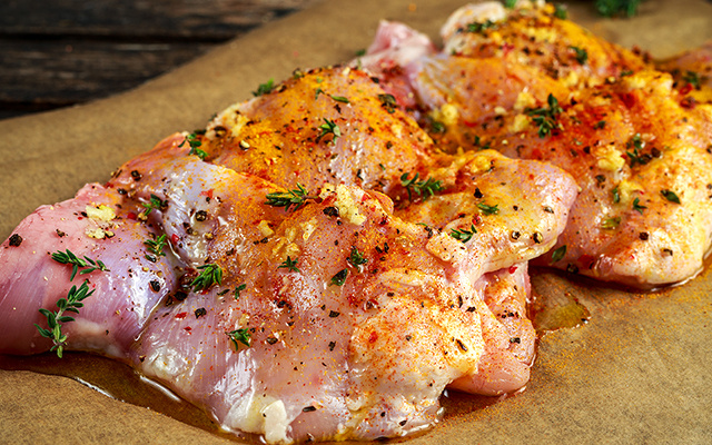 3 maneiras de temperar o frango do dia a dia para variar no sabor sem enjoar da proteína