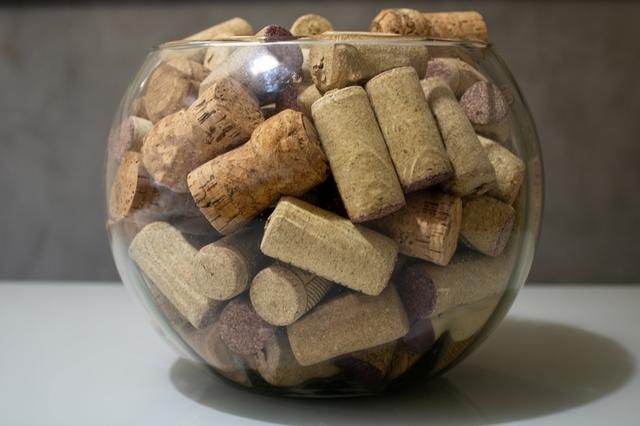 Se a sua mãe não te ensinou, eu te ensino: truque da rolha de vinho ajuda a acabar com o mau cheiro dentro da geladeira