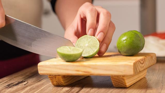 Se você tem a metade de um limão, você tem um tesouro: 8 maneiras de aproveitar o ingrediente no dia a dia
