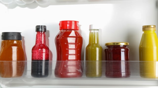 Ler o rótulo antes de guardar qualquer produto é sempre o primeiro passo. (Foto: Shutterstock)