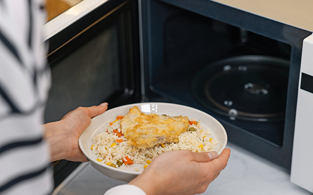 Daniel Cady, nutricionista: "Será que faz mal esquentar comida no micro-ondas? Muita gente acha que ele deixa tudo tóxico, mas o que é ruim mesmo é..."