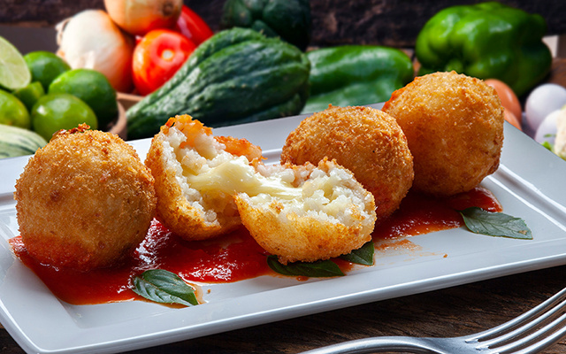 Aprendi como fazer o bolinho de arroz do chef Henrique Fogaça: receita simples, crocante e que todo mundo gosta