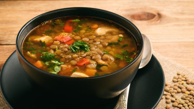 Karlos Arguiñano, chef de 77 anos: “O prato perfeito para dias frios leva 300 gramas de lentilhas e 6 folhas de acelga”