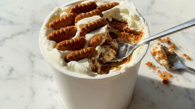 Cheesecake no pote de iogurte cremoso com biscoitos de especiarias (Créditos: Gerado por IA)