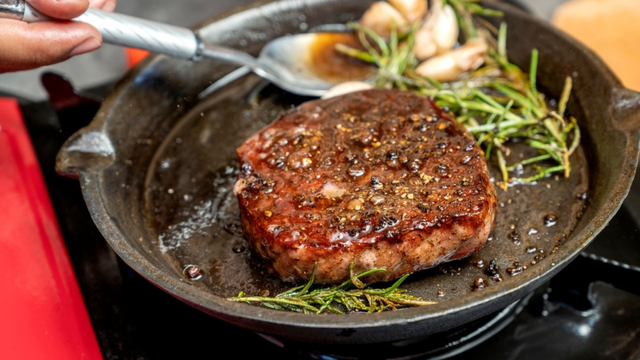 Se você coloca sal na carne 5 minutos antes de grelhar, pode estar perdendo sabor: o que um chef famoso recomenda para um prato mais suculento e saboroso