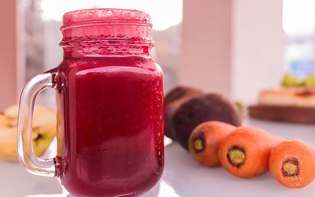 O suco perfeito para o seu verão: 5 motivos para tomar suco de beterraba com cenoura