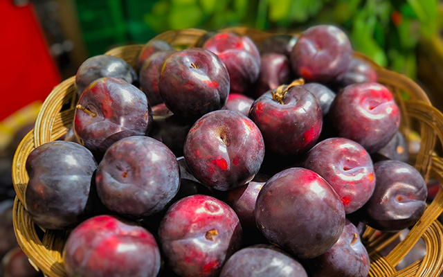 Não compre ameixas no supermercado se estiverem com esses sinais, você pode estar caindo em cilada