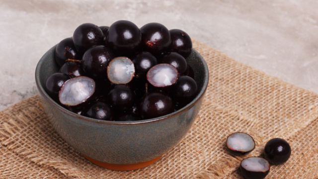 Faz bem ou mal: o que acontece se engolir o caroço da jabuticaba?