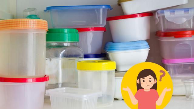 Arrumar os tupperwares vazios era um caos na cozinha até que encontrei essa solução boa, original e muito prática