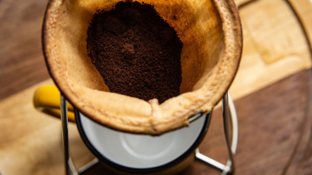 Guardar o coador de pano no freezer faz diferença no sabor do café? Entenda para que serve essa prática e se vale a pena