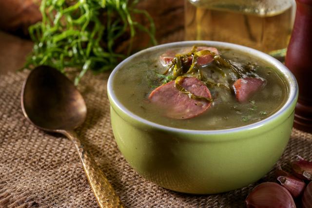 Sopa rápida, cremosa e deliciosa: aprendi como fazer caldo verde com uma cozinheira fantástica e faço sempre que o frio chega