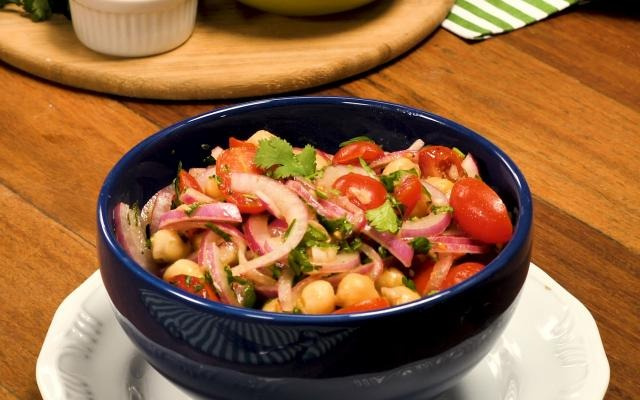Salada de grão-de-bico é muito nutritiva! (Créditos: TudoGostoso)