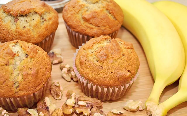 Aprendi com um chef uma versão prática de bolinho de banana sem açúcar na air fryer e agora faço direto no café da manhã
