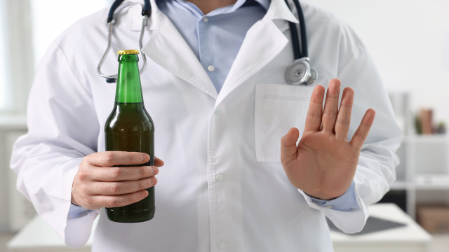 Os médicos concordam: "Quando você bebe álcool, os neurônios atrofiam e você perde a capacidade de criar novas memórias."