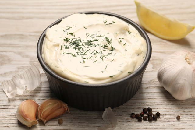 Como fazer uma maionese de alho perfeita: aprendi 5 truques com um chef e realmente alcança o ponto extremamente rápido