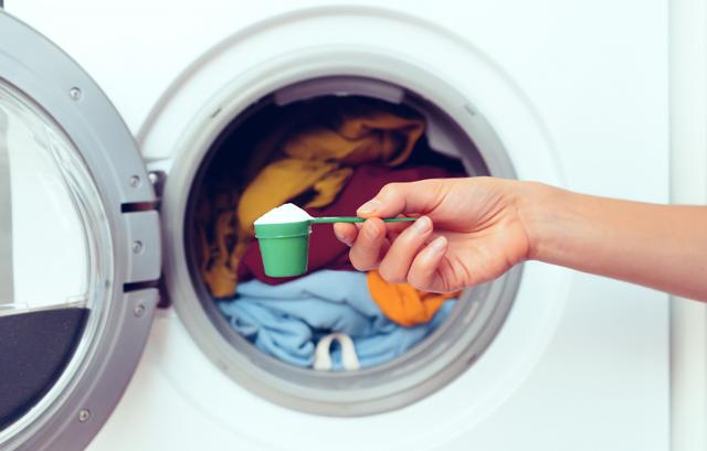 Veja por que você sempre deve usar sal ao lavar roupas coloridas