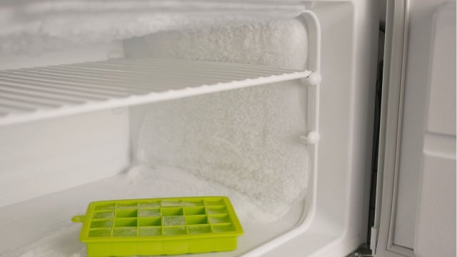 O seu congelador está acumulando camadas de gelo demais? Veja o que causa o problema e como evitá-lo